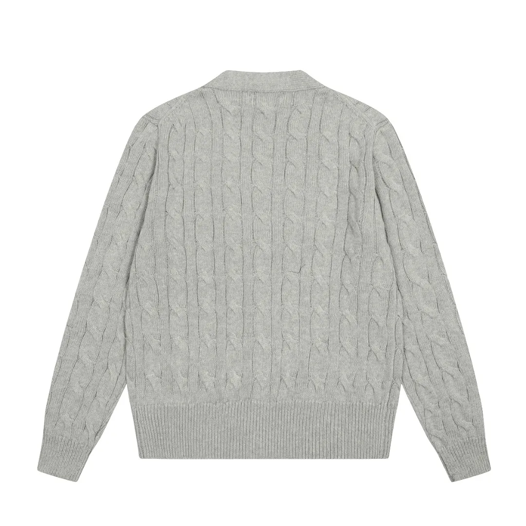 P250 Top quality" Style number: DS113# (not off the shelves all year round) [Ralph Lauren large V-neck solid color pony embroidered logo twist knitted cardigan] ✅Ralph Lauren classic basic versatile goddess style large V-neck knitted cardigan jacket ✅Main supply platform live broadcast Wholesale entities Replenish when out of stock Not off the shelves ✅ZP quality 1:1 version Scan the code to enter the GF website Counter quality ✅Detailed quality is the only one in Guangzhou Imported quality cotton yarn, focusing on high-end, cost-effective, good quality needless to say ✅The version is restored to the original order, the maximum size can be worn up to 160 pounds, loose, comfortable and stress-free ✅The upper body is simple and easy to match, ootd must-have style, good-looking clothes are never picky, a must-have in the goddess' wardrobe. Size: S-XL Color: Black White Gray Light Blue Khaki Pink Yellow Chinese Red Navy Blue White Label Navy Blue Red Label